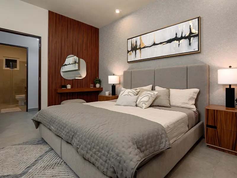 Recámara principal con cama king size del departamento modelo C