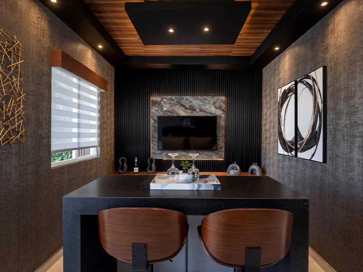 Sala de TV tipo lounge con barra en modelo Aura Elite 3N