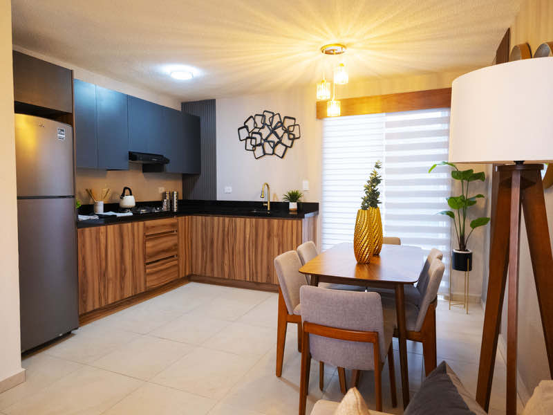 Cocina y comedor en modelo Águila Premier de fraccionamiento Valle de Santa Elena Sector San José