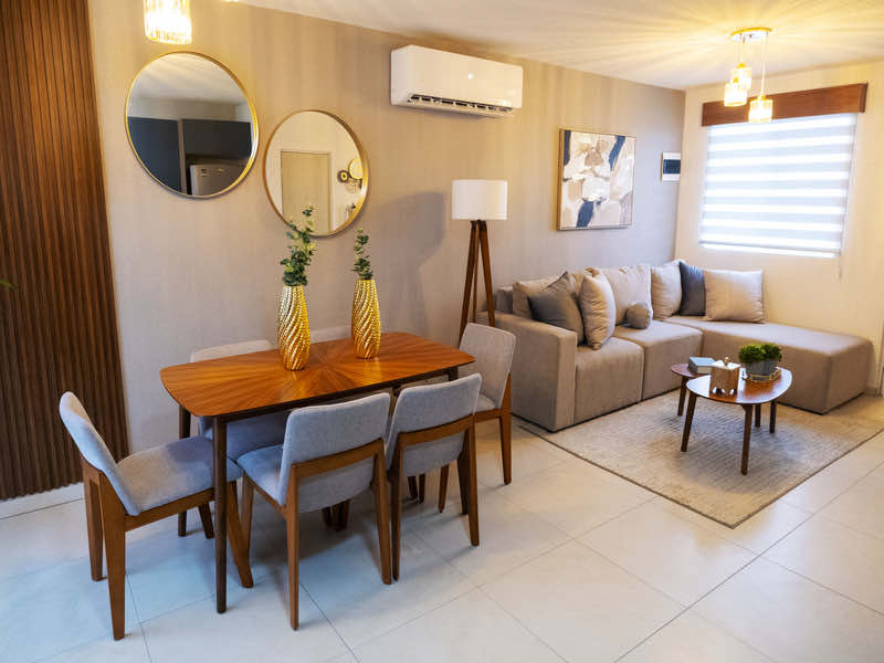 Sala y comedor en modelo Águila Premier de fraccionamiento Valle de Santa Elena Sector San José